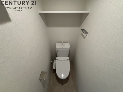 トイレ　収納棚あり・温水洗浄便座完備