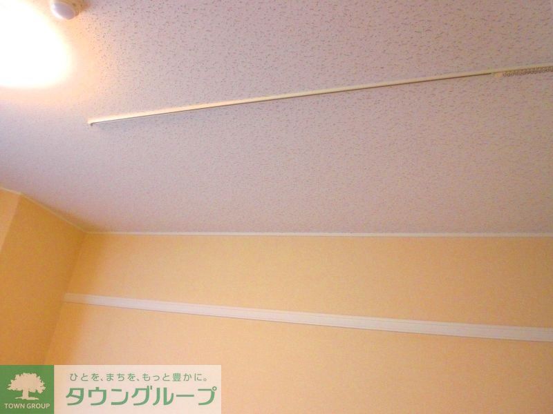 その他設備　カーテンレールが付いているので居室内で仕切ることも可能です。