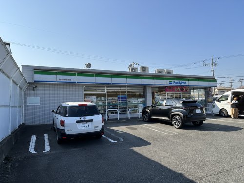 コンビニ　ファミリーマート　四日市東坂部店（コンビニ）まで220m