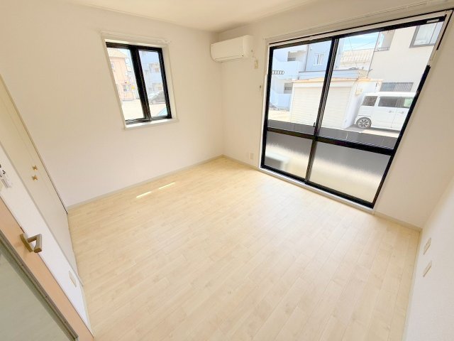 居室・リビング　2面採光なので明るいお部屋です