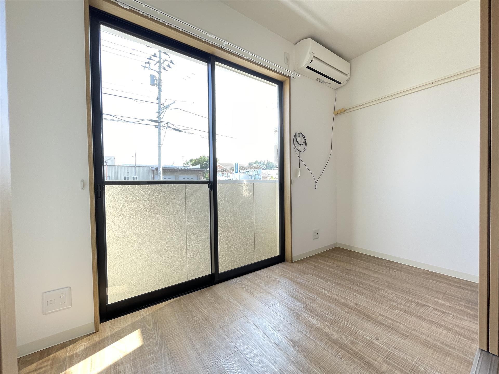 その他部屋・スペース　ベッドを置いても余裕のある洋室です