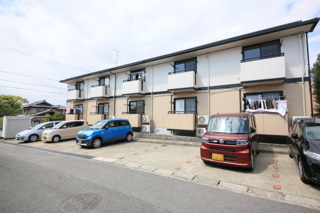 建物外観　南面：駐車場は道路に面し日当たり最高