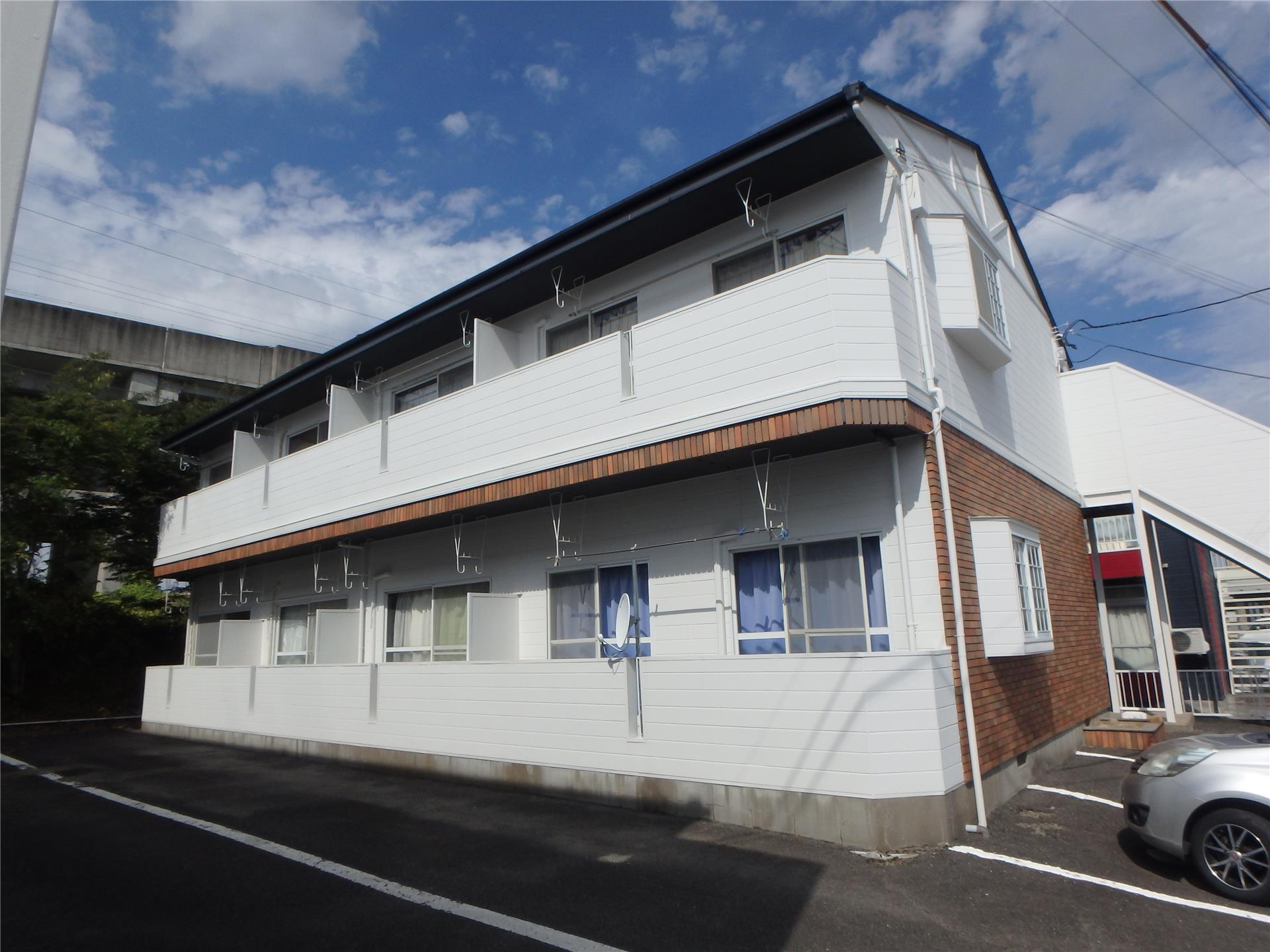 建物外観　角部屋で、出窓があります。バルコニーも広々