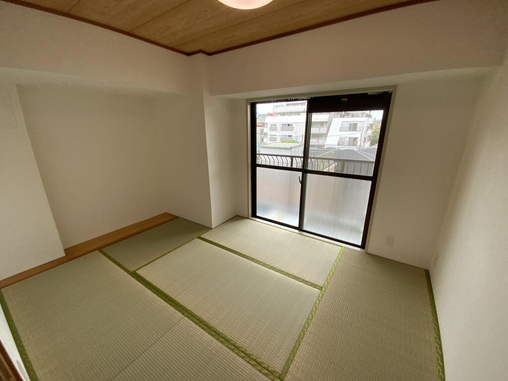 その他設備　南向きバルコニー付きの和室です。