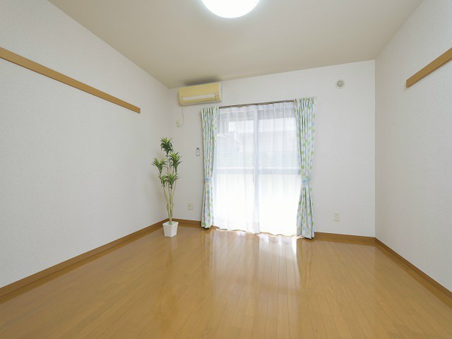 居室・リビング　フローリング仕様の綺麗なお部屋です。(備品は展示品です)