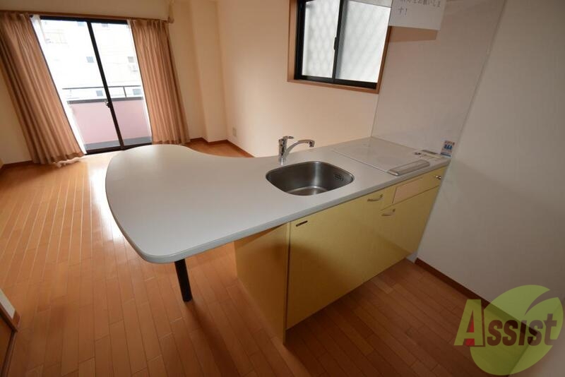 キッチン　角部屋でとっても明るいお部屋です