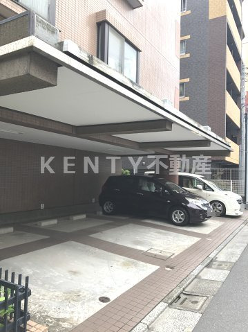 駐車場　駐車場があるので、車を買う予定の方も安心です