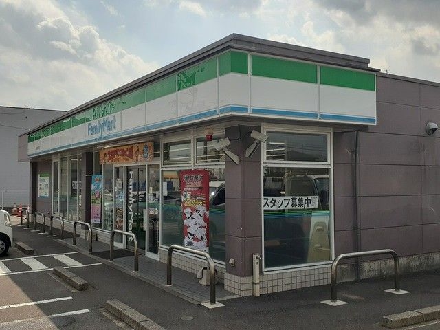 コンビニ　ファミリーマート（コンビニ）まで650m