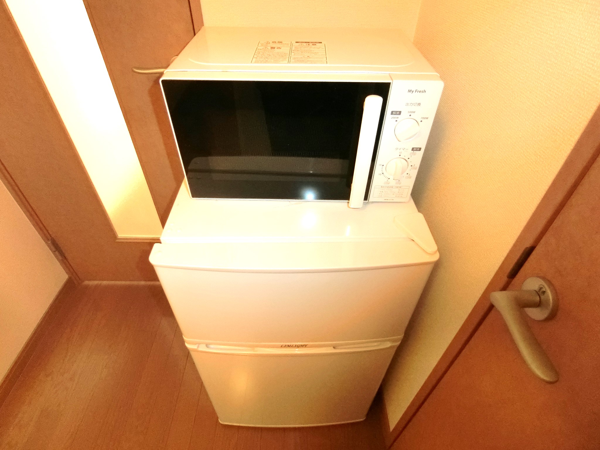 収納　キッチンに２ドア冷蔵庫・電子レンジを完備です☆