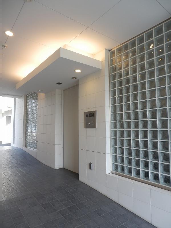 エントランス　落ち着いた雰囲気のマンションエントランスです