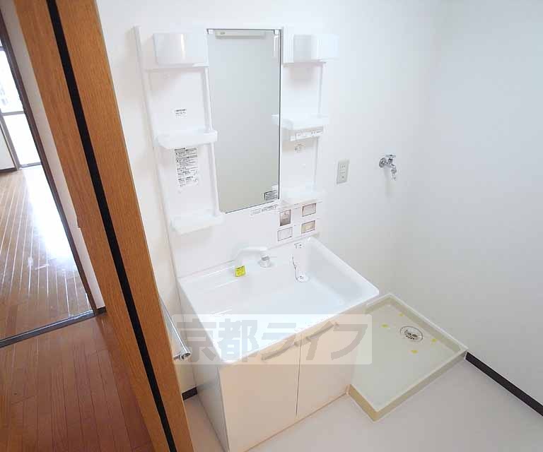 洗面設備　ワイドサイズで朝シャンもしやすいですね