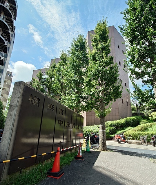 図書館　横浜市中央図書館（図書館）まで699m