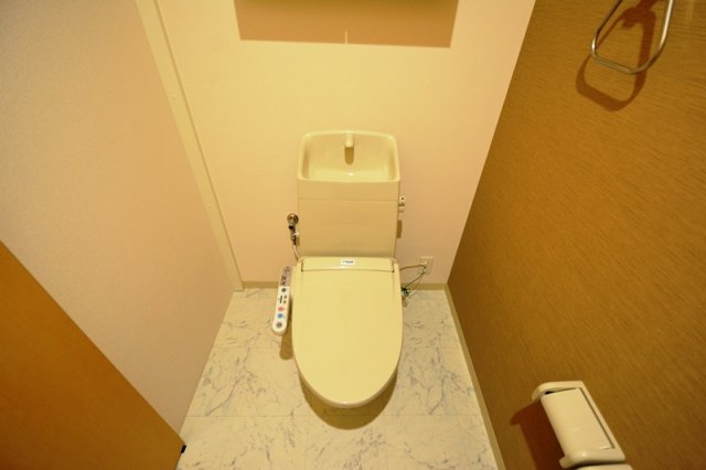 トイレ　温水洗浄便座付きのトイレです♪