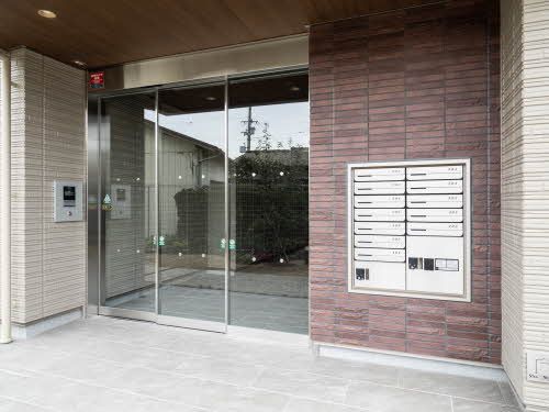 建物外観　自動ドアのオートロックです。宅配ボックスもあります。