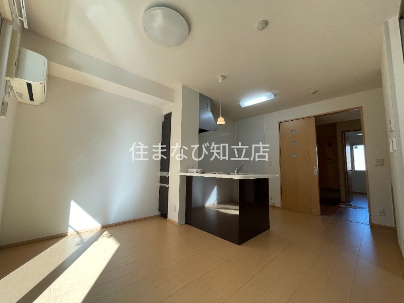 名鉄豊田線 豊田市駅 バス乗車時間：28分 最寄りバス停で下車 徒歩3分 3階建 築15年の居間写真