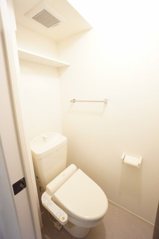 トイレ　同物件・別の部屋の写真です。