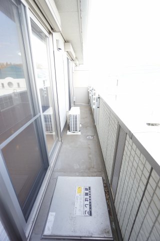 バルコニー　同物件・別の部屋の写真です。