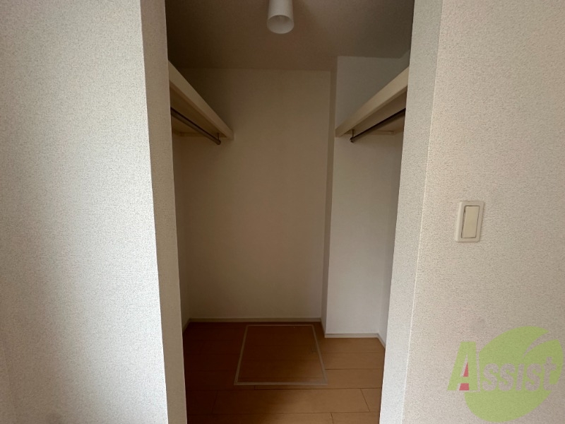 収納　沢山お洋服を掛けられるウォークインクローゼットがあります。