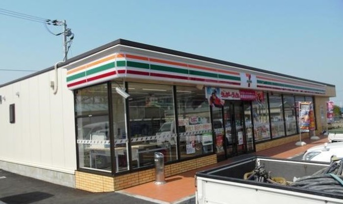 コンビニ　セブンイレブン（コンビニ）まで520m