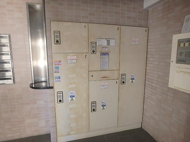エントランス　宅配BOX