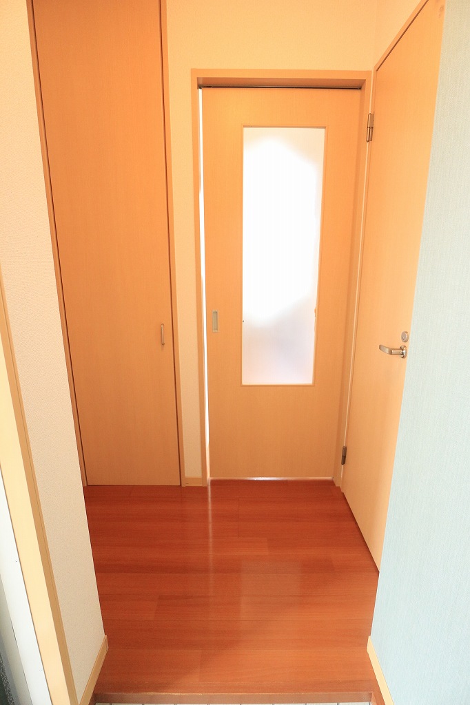 玄関　アクセントクロスがオシャレな玄関。