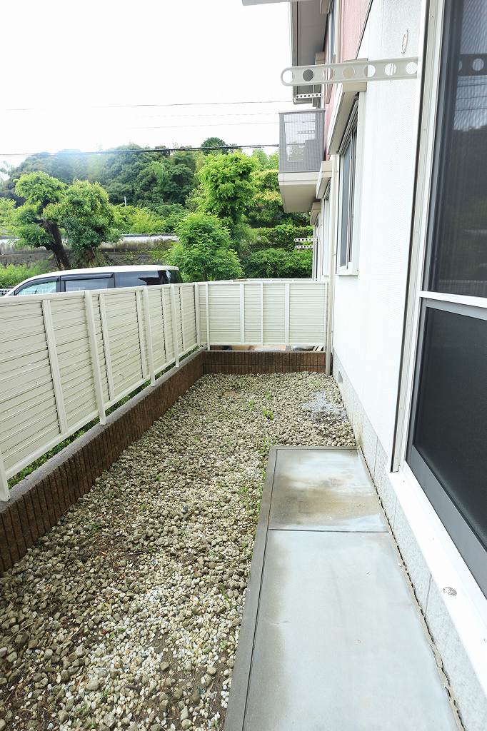 バルコニー　1階のお部屋は広々した専用庭付きです。