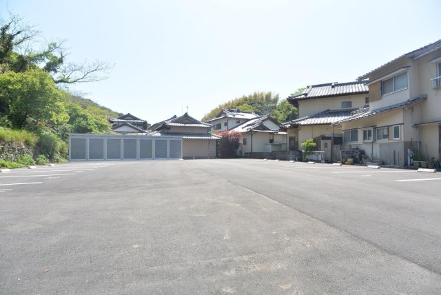 駐車場　敷地内に広々とした駐車場です