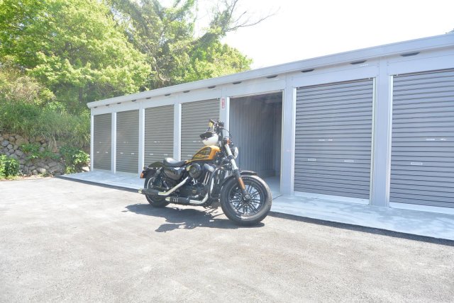 その他共有部分　バイクなどが止められるガレージがあります