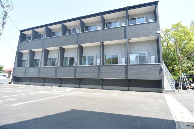 建物外観　陽当たり良好な立地です。駐車場あり