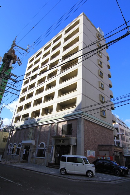 松山市二番町のマンションの建物外観