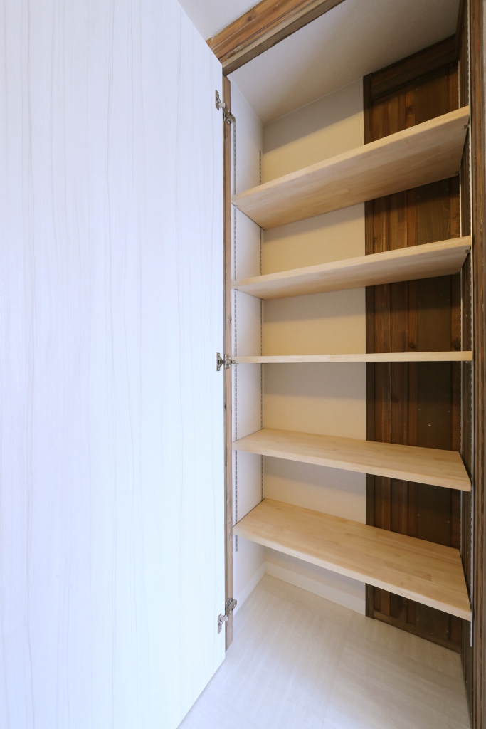 玄関　床面から天井まである収納力の高いシューズクローク