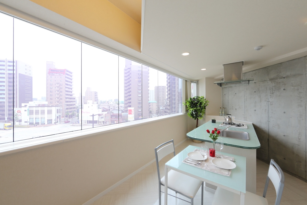 居室・リビング　北側をカーテンウォールとする事で展望と開放性に配慮