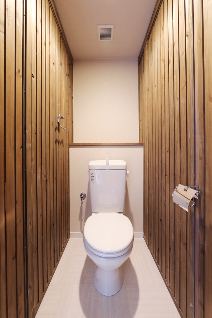 トイレ　木の温もりが感じられる落ち着いた印象の空間を演出