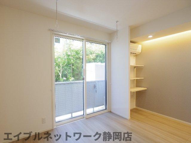 【静岡市葵区錦町のアパートの居室・リビング】