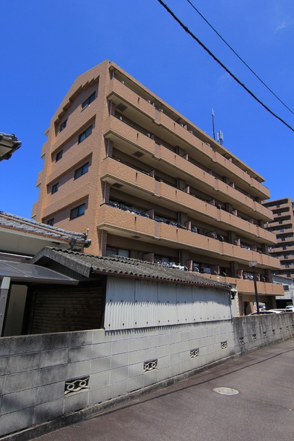 松山市松末のマンションの建物外観