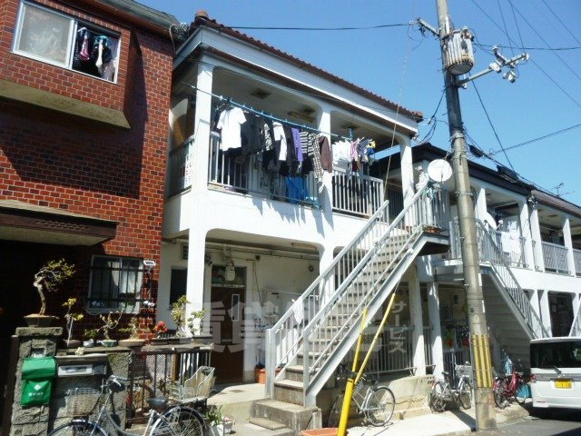 京都市山科区西野山欠ノ上町のアパートの建物外観
