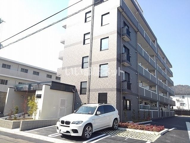 京都市山科区音羽八ノ坪のマンションの建物外観