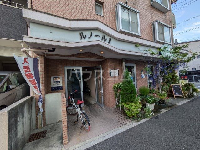 【名古屋市北区山田西町のマンションのエントランス】