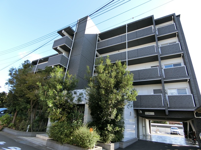 【藤沢市藤が岡のマンションの建物外観】