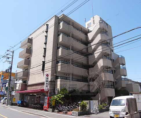 京都市西京区山田久田町のマンションの建物外観