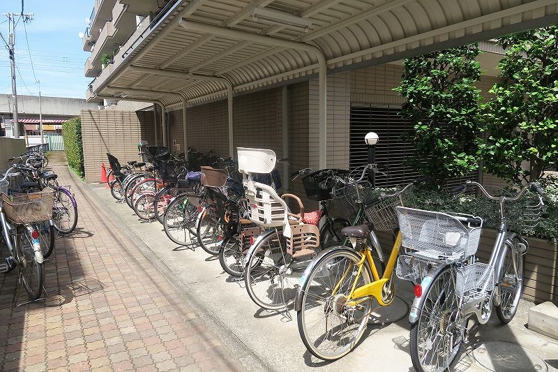 【府中市八幡町のマンションの駐車場】