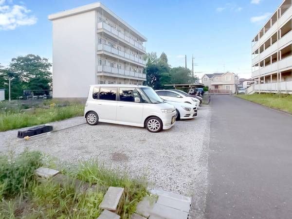 【横浜市旭区善部町のマンションの駐車場】