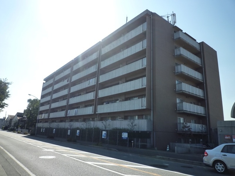 横浜市瀬谷区本郷のマンションの建物外観