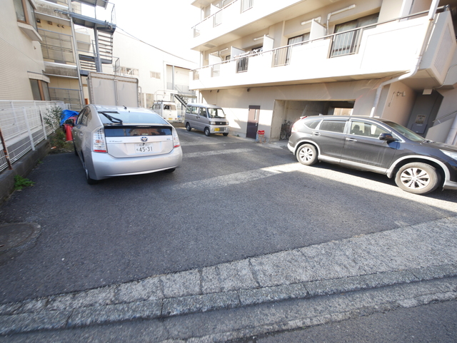 【厚木市旭町のマンションの駐車場】