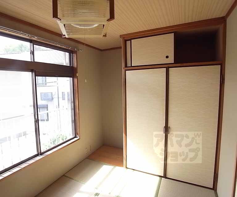 居室・リビング　和室６帖・大きな収納もございます。