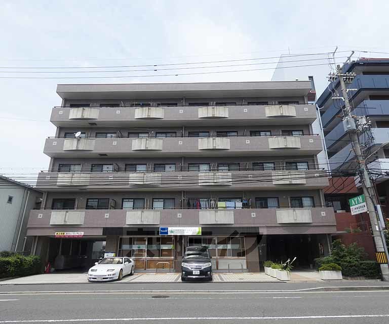 京都市右京区西京極畔勝町のマンションの建物外観