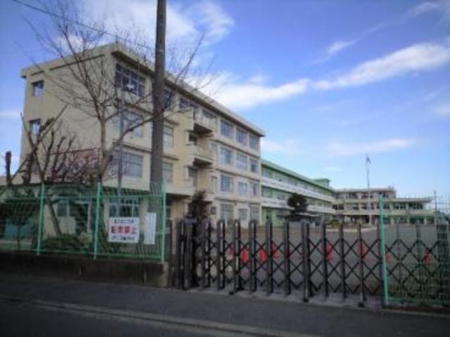 【厚木市中依知のマンションの小学校】