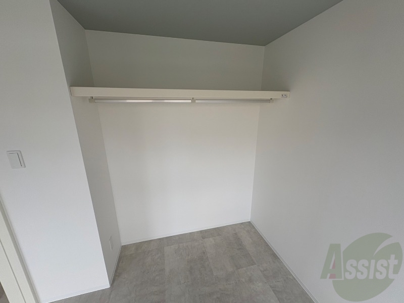 収納　こちらの収納にはハンガーをかけて服もしまえますね。