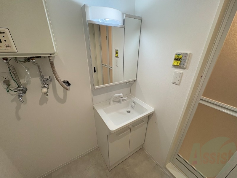 洗面設備　収納も豊富で使い勝手の良い洗面化粧台です。