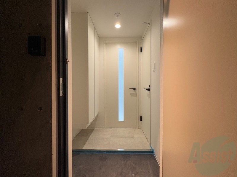 玄関　玄関です。ご覧の通り広々としていますね。